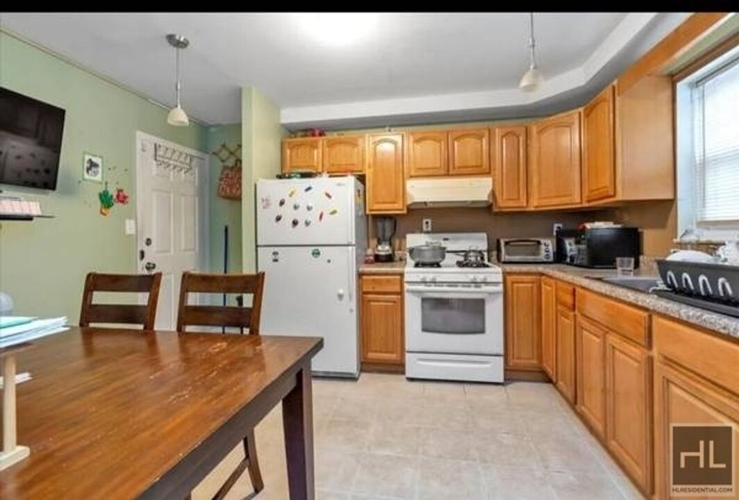 171-15-171-84 84th Rd in Queens, NY - Building Photo