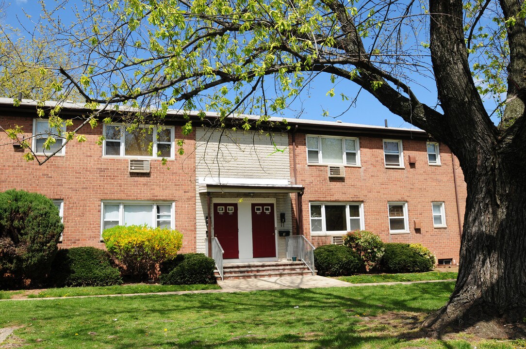 Convery Gardens in Perth Amboy, NJ - Foto de edificio