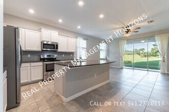 2483 Midnight Pearl Dr in Sarasota, FL - Foto de edificio - Building Photo