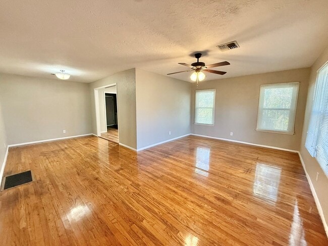 329 W Main St in Kerrville, TX - Building Photo - Building Photo