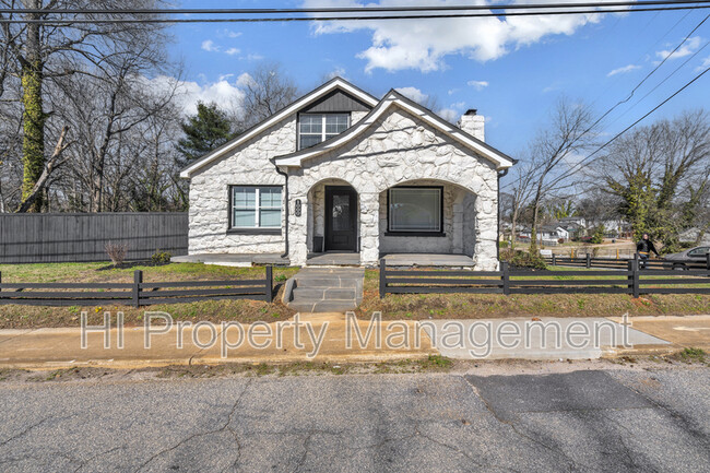 1000 Anderson Rd in Greenville, SC - Building Photo - Building Photo