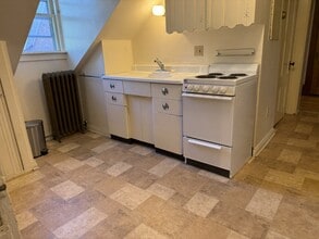 Heat and Historic Charm Included! in Winooski, VT - Foto de edificio - Building Photo