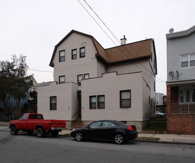 41-43 W 9th St in Bayonne, NJ - Foto de edificio - Building Photo