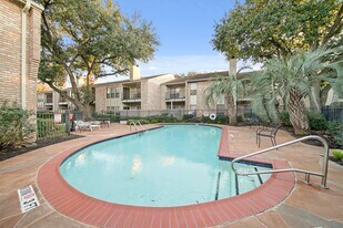 8100 Cambridge St in Houston, TX - Building Photo