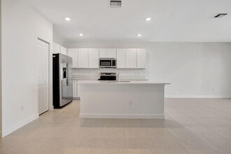 539 Rivergrass St in Port St. Lucie, FL - Building Photo - Building Photo