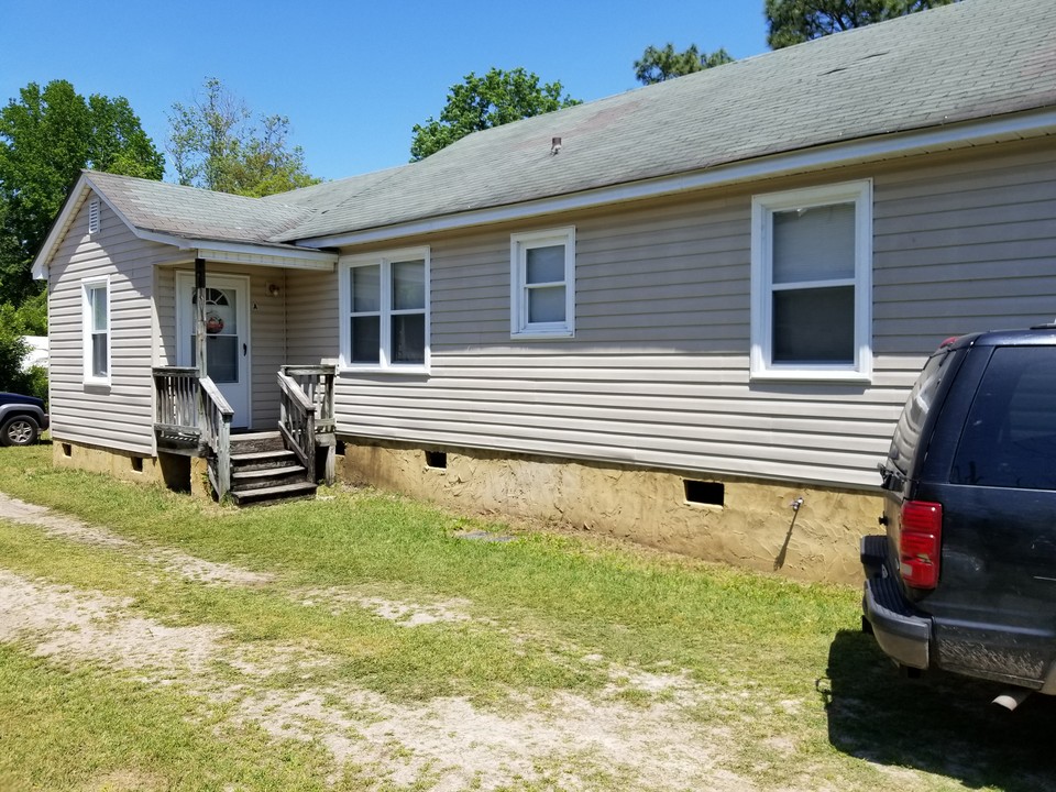 IRELAND DRIVE 3 UNIT in Fayetteville, NC - Building Photo