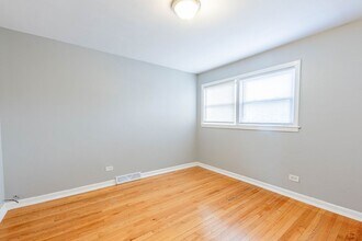 7637 S Essex Ave in Chicago, IL - Building Photo - Building Photo