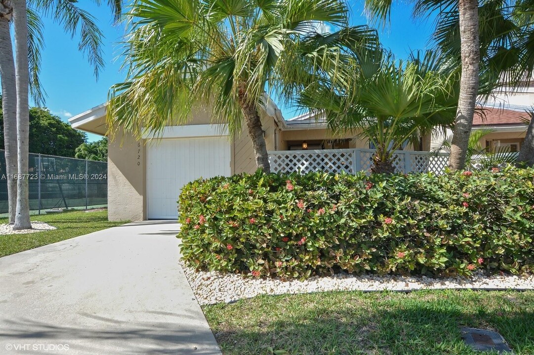 6720 Canary Palm Cir in Boca Raton, FL - Building Photo