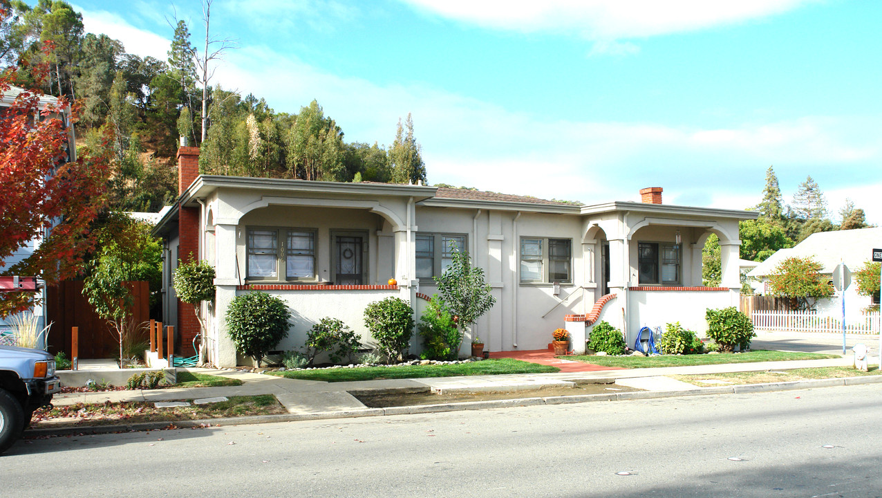 1002 Alhambra Ave in Martinez, CA - Foto de edificio