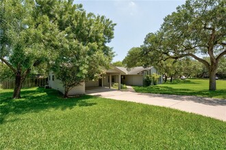 6100 Forest Hills Dr in Austin, TX - Foto de edificio - Building Photo