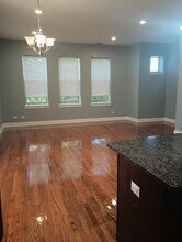 5911 W Corcoran Pl, Unit 3W in Chicago, IL - Building Photo - Building Photo