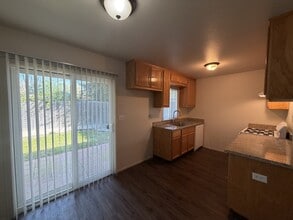 1401 E Rumble Rd in Modesto, CA - Building Photo - Building Photo