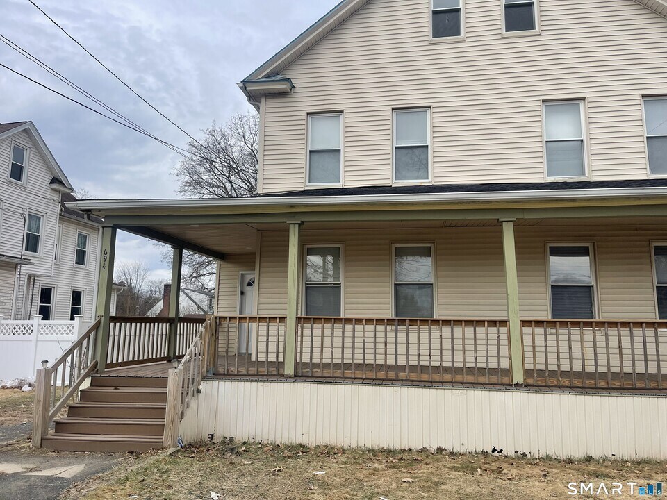 692 Enfield St in Enfield, CT - Building Photo