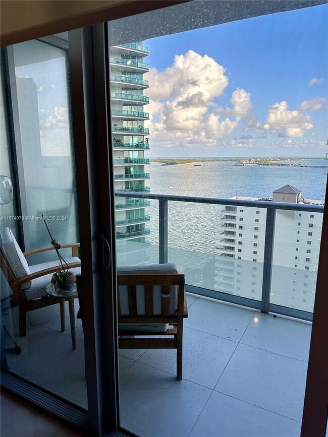 1300 Brickell Bay Dr, Unit #2106 in Miami, FL - Foto de edificio - Building Photo