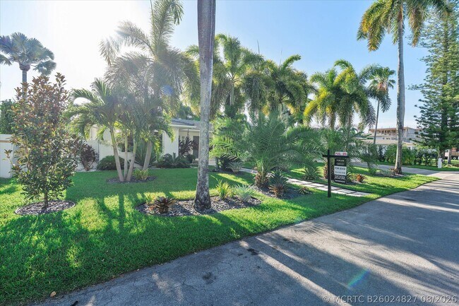 property at 207 Royal Palm Dr