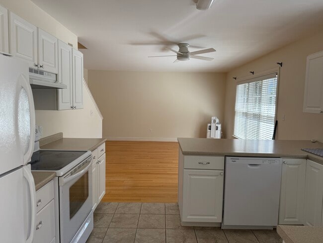 49 Seeley Ave, Unit 2 in Portland, ME - Foto de edificio - Building Photo