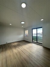 41-28 71st St in Queens, NY - Foto de edificio - Building Photo