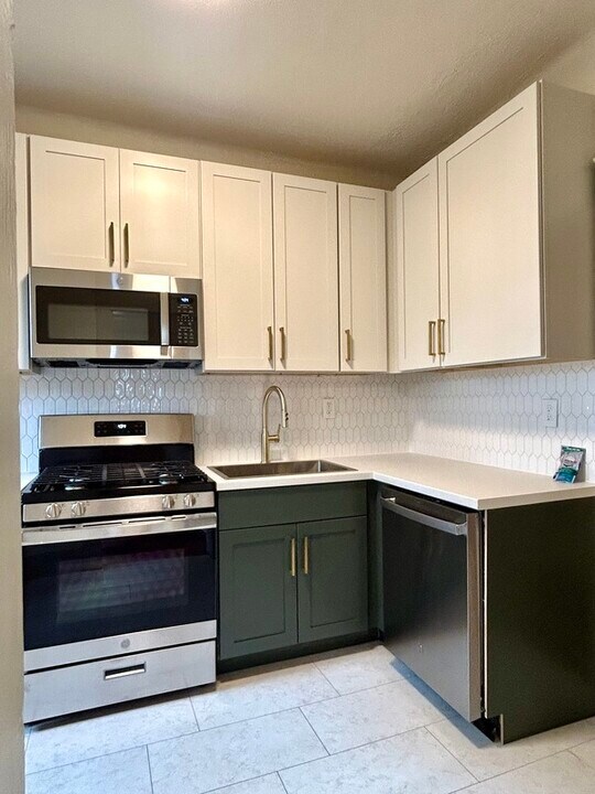 2750 Broadway Ave in Dormont, PA - Building Photo