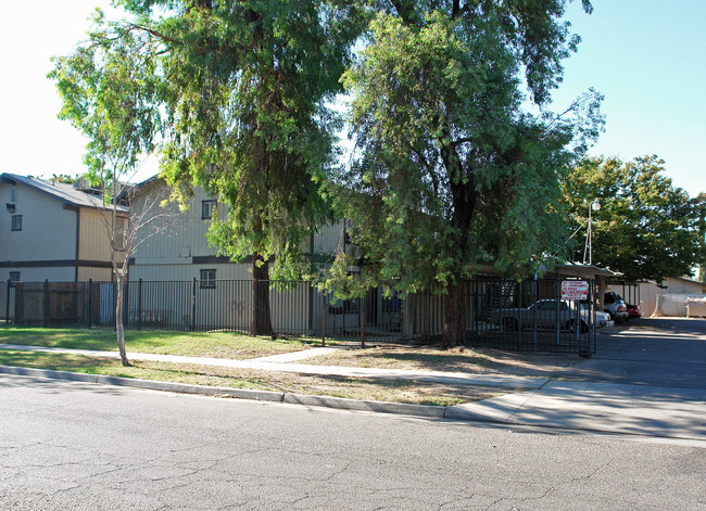 2611 W Fountain Way in Fresno, CA - Building Photo - Building Photo