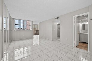 9440 W Flagler St in Miami, FL - Building Photo