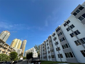 250 180th Dr in Sunny Isles Beach, FL - Building Photo - Building Photo