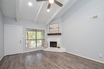 5711 Sugar Hill Dr in Houston, TX - Foto de edificio - Building Photo