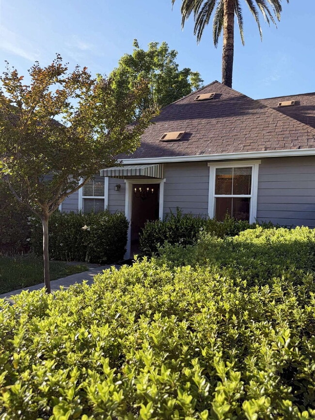 745 E Napa St