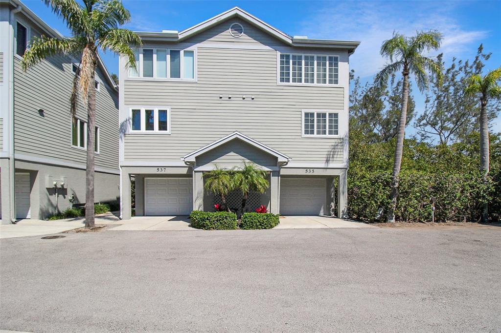 535 Forest Way in Longboat Key, FL - Foto de edificio