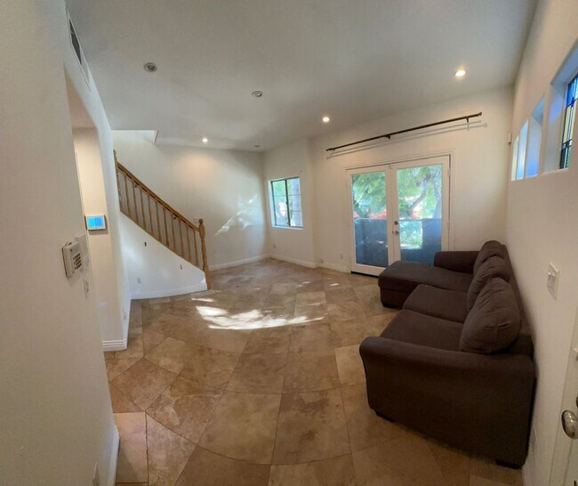 15153 Burbank Blvd in Los Angeles, CA - Building Photo - Building Photo