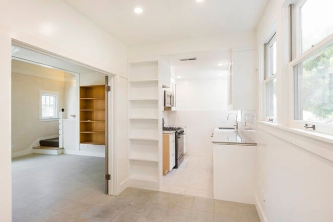 6449 Benvenue Ave in Oakland, CA - Building Photo - Building Photo