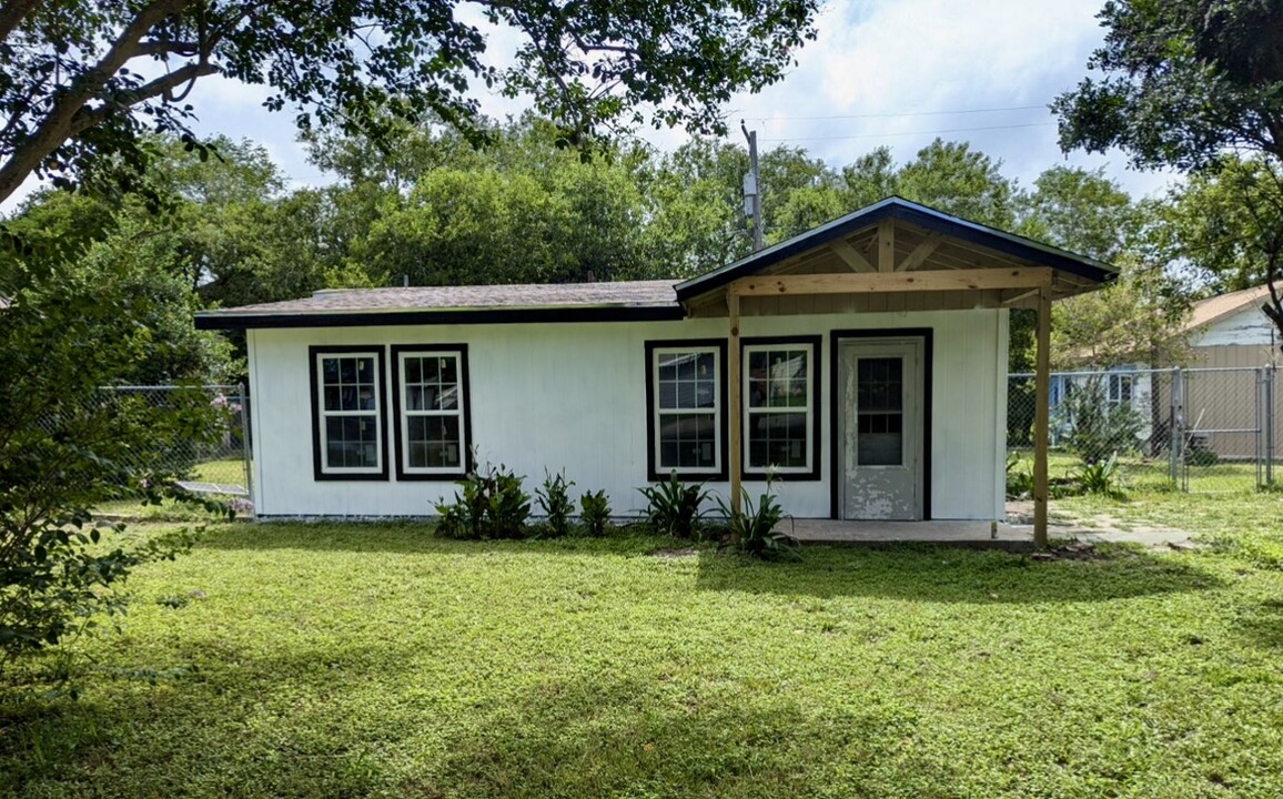 2725 Deer St in Corpus Christi, TX - Building Photo