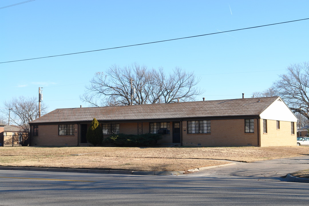 646-652 S Woodlawn St in Wichita, KS - Foto de edificio