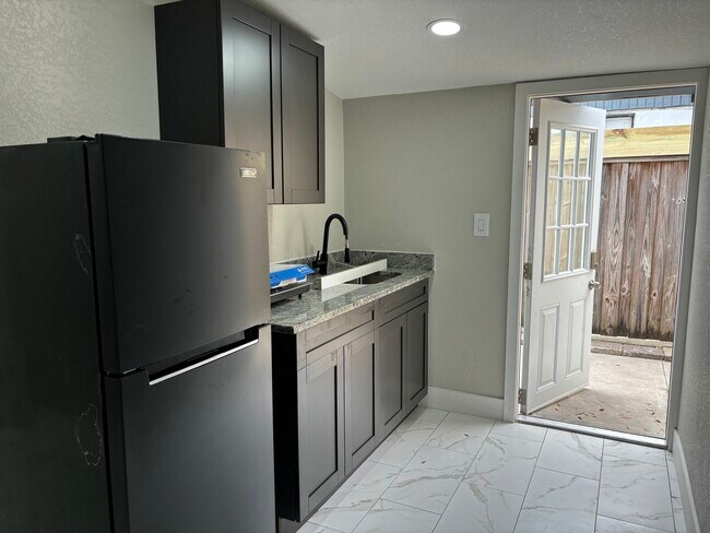 property at 7213 N Hubert Ave