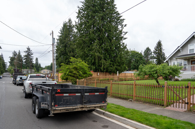 Lockshire Condominiums in Kirkland, WA - Building Photo - Building Photo