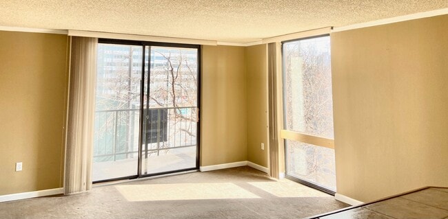 1301 Speer Blvd, Unit 208 in Denver, CO - Foto de edificio - Building Photo