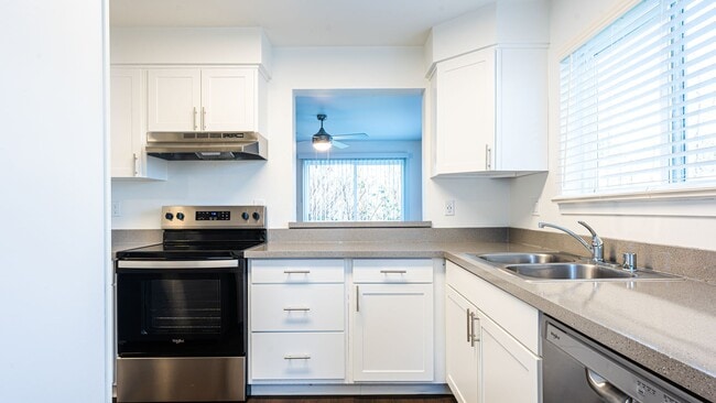 Lakeshore & Lakeview Townhomes in Lake Stevens, WA - Building Photo - Building Photo