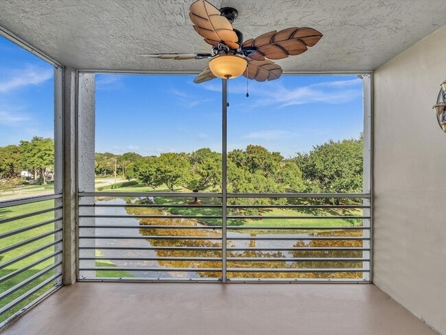 9470 Poinciana Pl, Unit 303 in Davie, FL - Foto de edificio - Building Photo