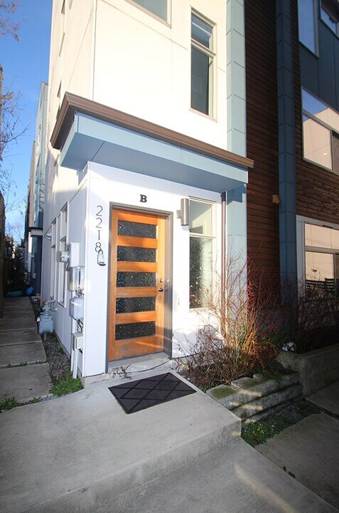 2218 NW 61st St in Seattle, WA - Building Photo