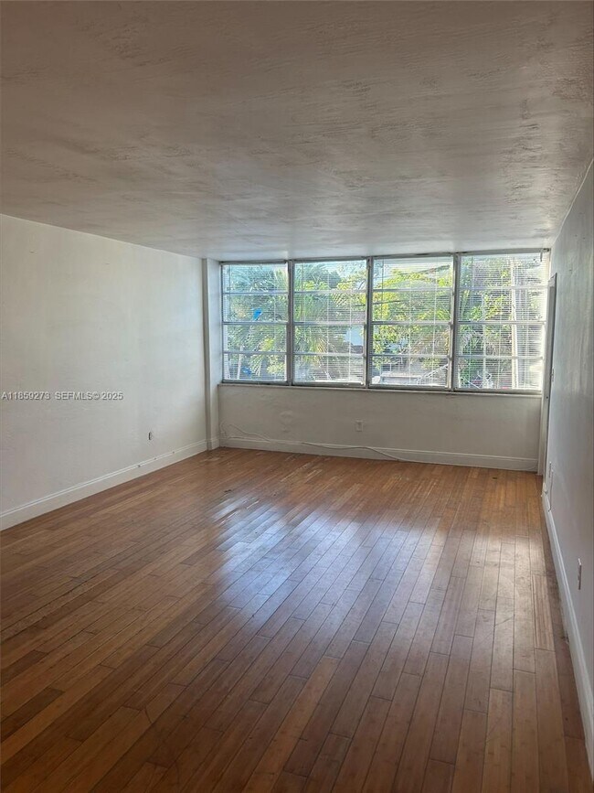 2175 NE 170th St in North Miami Beach, FL - Building Photo - Building Photo