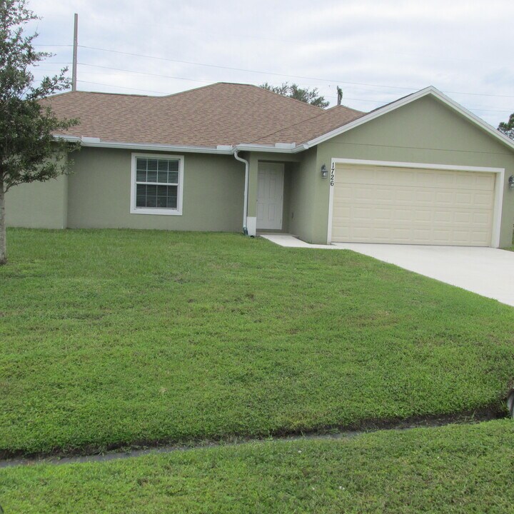 1726 SE Minorca Ave in Port St. Lucie, FL - Building Photo