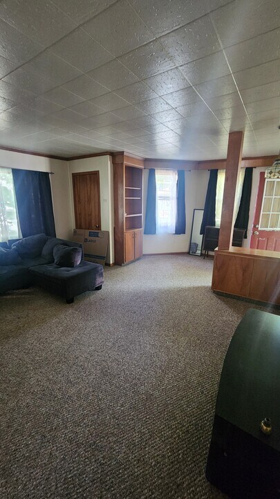 16 Lambert Ave, Unit Lower in Fredonia, NY - Foto de edificio