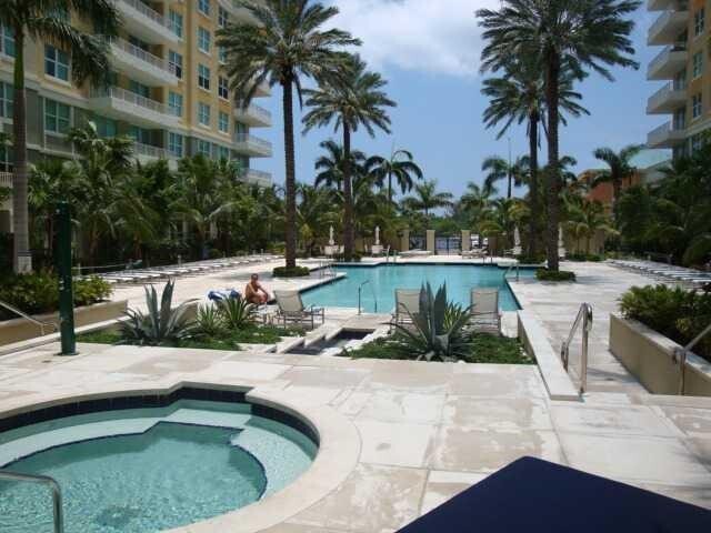 100 NE 6th St, Unit 203 in Boynton Beach, FL - Foto de edificio