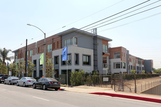 135-139 W Live Oak Ave in Arcadia, CA - Foto de edificio - Building Photo