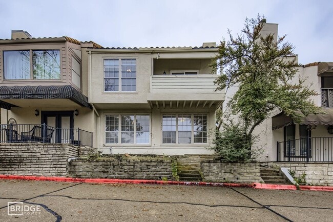 3323 Augusta Blvd
