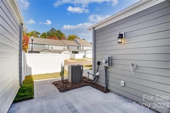 4974 David Cox Rd in Charlotte, NC - Foto de edificio - Building Photo