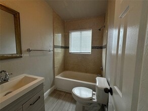 1920 Washington Ave in Opa Locka, FL - Foto de edificio - Building Photo