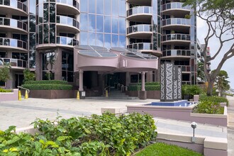 One Waterfront Towers in Honolulu, HI - Foto de edificio - Building Photo