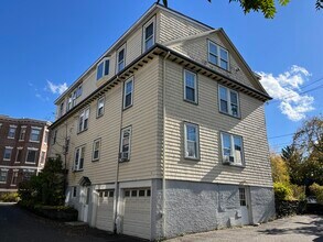 65 Saint James Cir, Unit 2 in Newton, MA - Foto de edificio - Building Photo