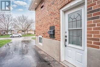 28 Prince Charles Dr in Halton Hills, ON - Building Photo - Building Photo