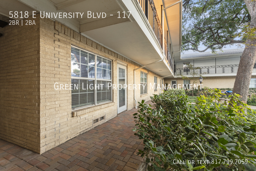 5818 E University Blvd in Dallas, TX - Building Photo